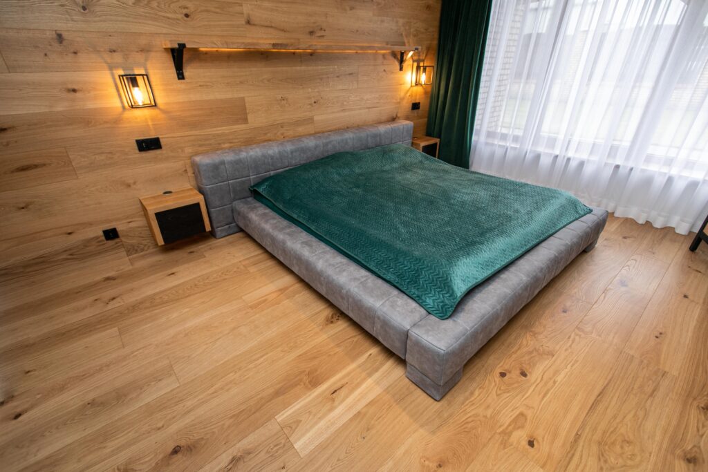 drewniana ściana i podłoga w sypialni