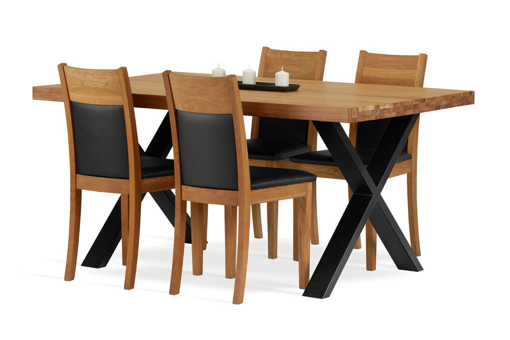 drewniany stół do jadalni z czterema krzesłami