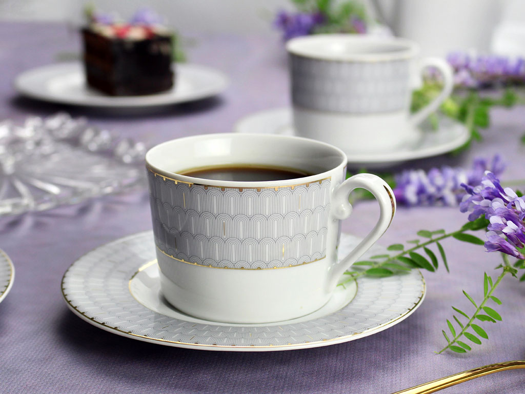 komplet kawowy z porcelany na liliowym obrusie