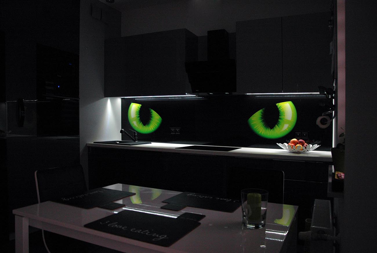 panel z zielonymi kocimi oczami w kuchni
