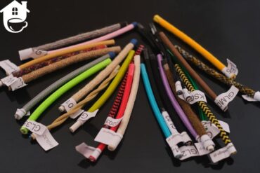 rożne rodzaje kolorowych kabli w oplocie
