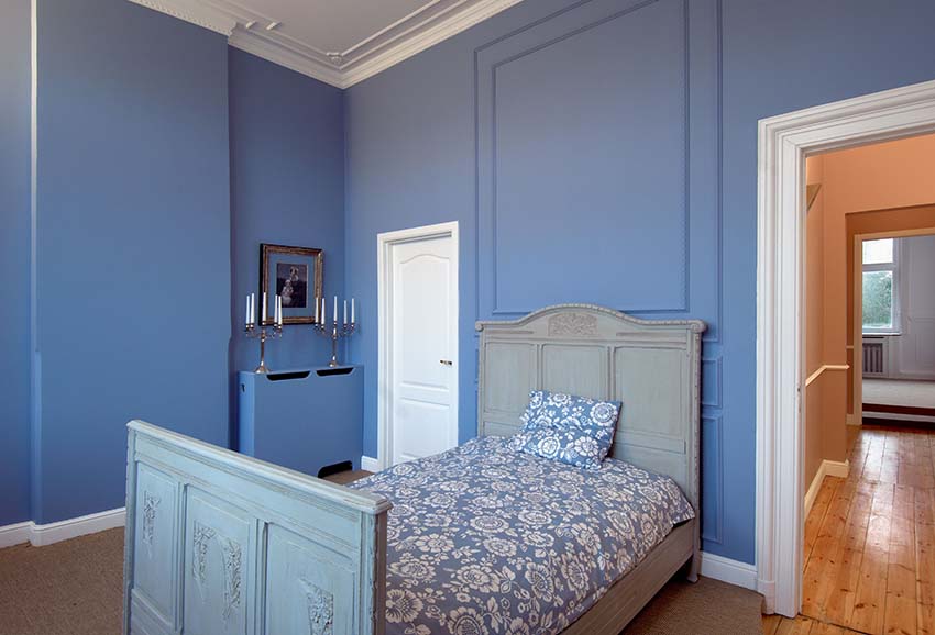 sypialnia w odcieniach błękitu z dekoracyjnymi listwami na ścianach