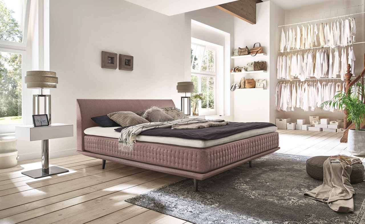 ARM-łóżko-różowe-w-pokoju-z-garderobą