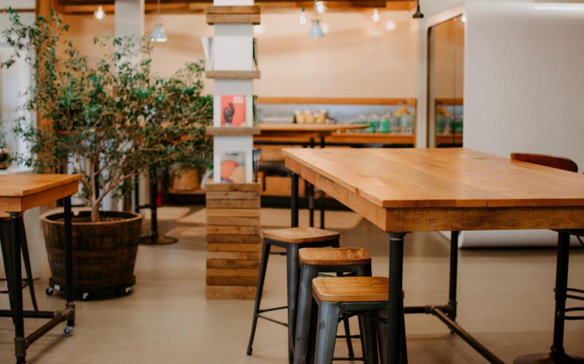 meble-ekologiczne-drewniany-stół-i-stołki