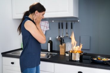 jak wyczyścić przypalony garnek kobieta w kuchni