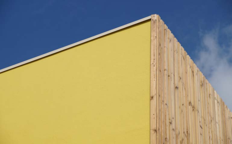 nowoczesne elewacje drewniane zółta ściana