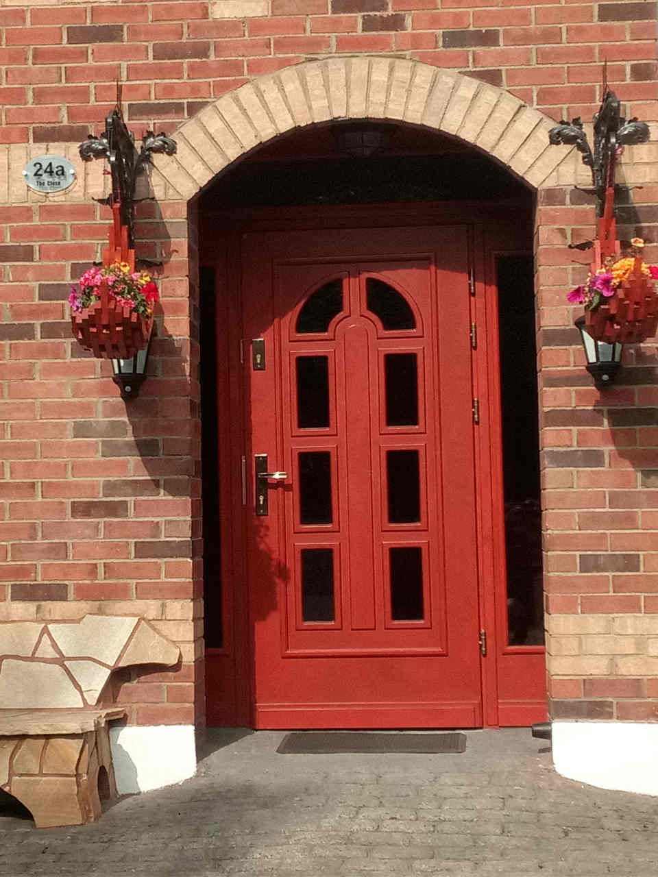 zbydrew czerwone drzwi w murowanej kamienicy