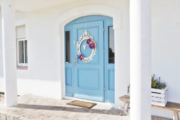 zbydrew niebieskie drzwi w białym domu