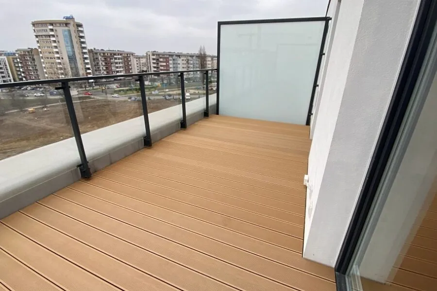 deskitarasowe-balkon-blok-drewniana-podloga-na-balkonie