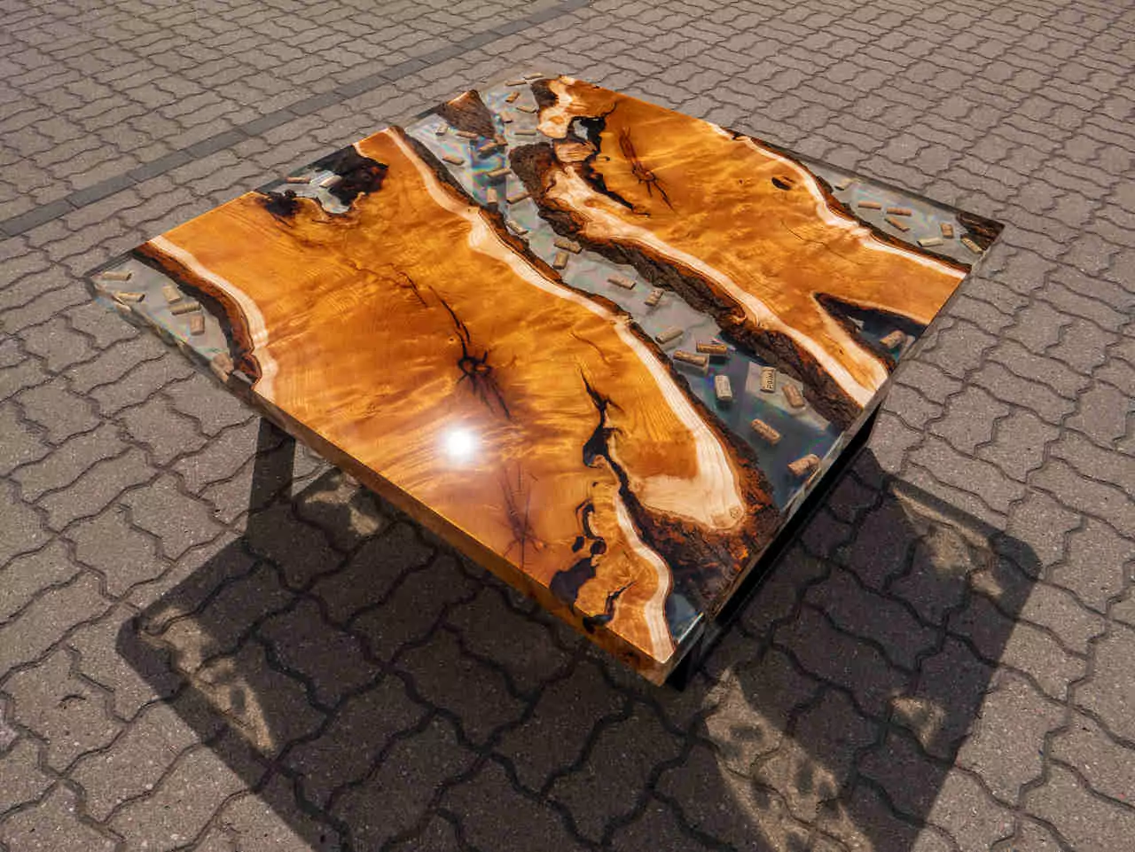 fine-wooden-creations-stol-drewnaniny-zatopione-korki-od-wina