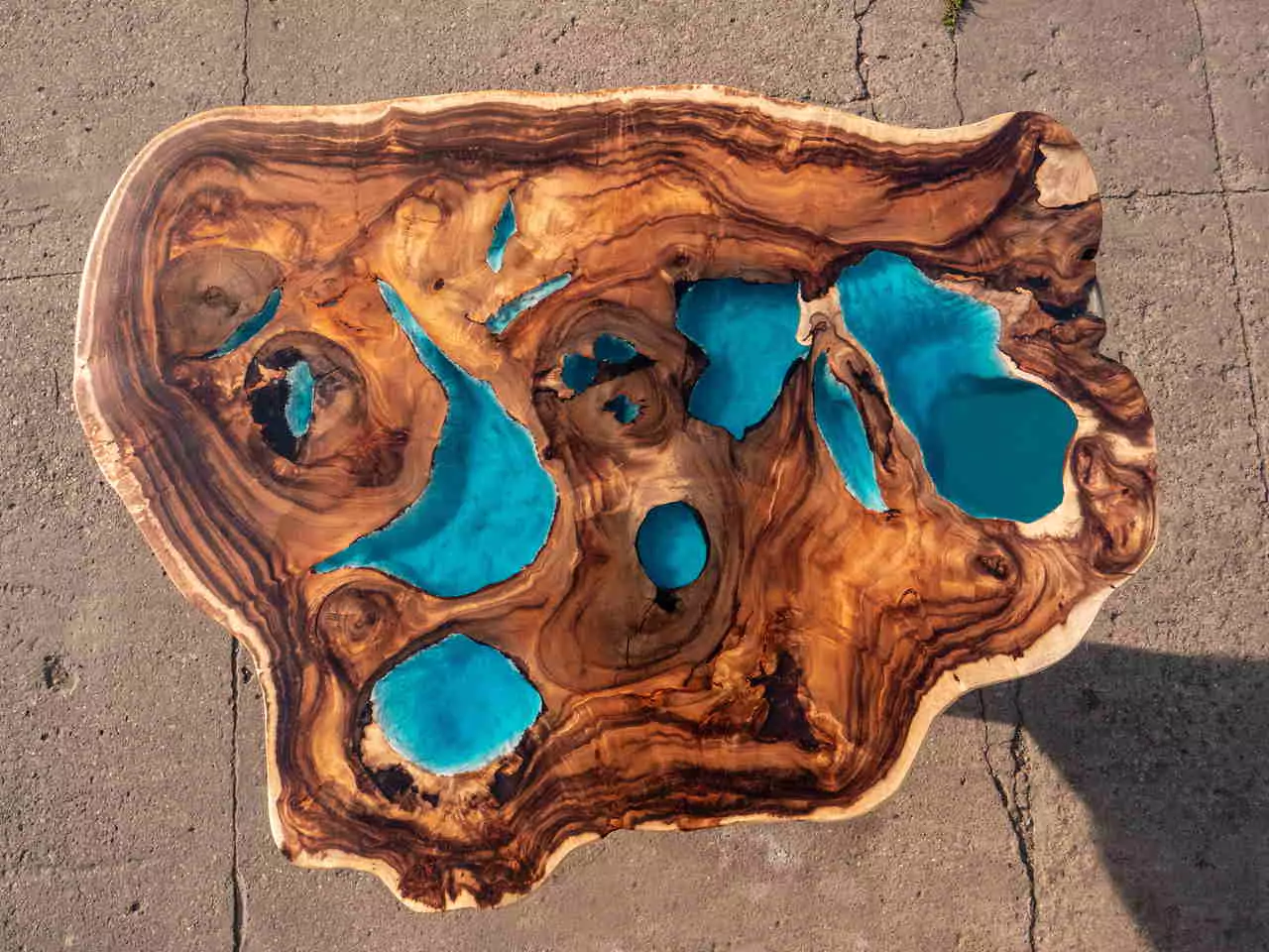 niebieski-stol-drewniany