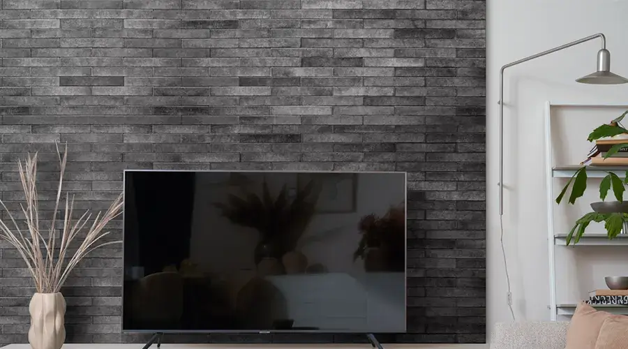 kamień dekoracyjny w salonie z telewizorem czarny wersja 2